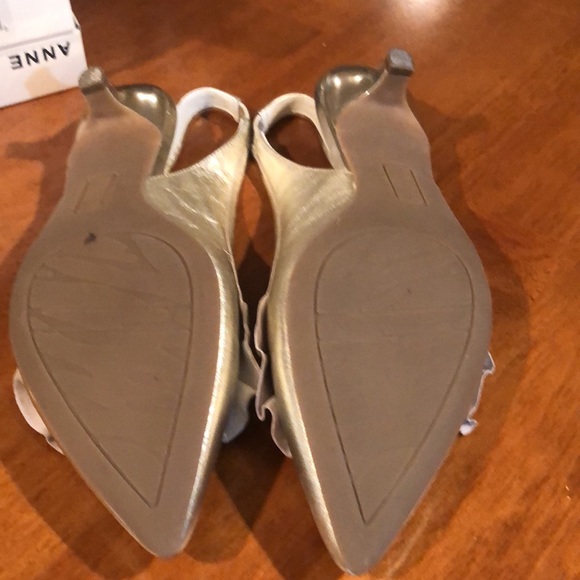 Gold Anne Klein sling back dress shoes - Picture 2 of 4